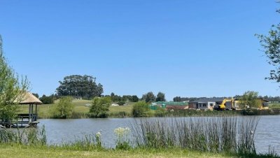 La Barra, Manantiales, Pueblo Mío, lote esquinero con vista al lago. Oportunidad.