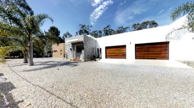 Moderna casa en el bosque cerca del mar. 