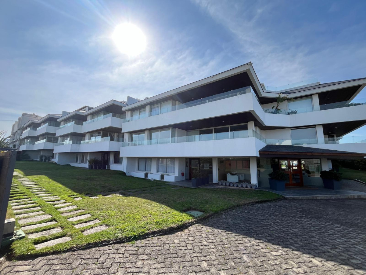 Hermoso apartamento a 50 metros de playa Montoya,
2 dormitorios, 1 en suite, living comedor con cocina integrada, equipada, aire acondicionado en todos los ambientes, patio.
Servicio de mucama diario, Wi-fi, TV cable, ropa blanca, servicio de playa.
Recepción 24 horas, vigilancia por cámaras, cochera fija exterior.
Consulte con nuestros asesores.