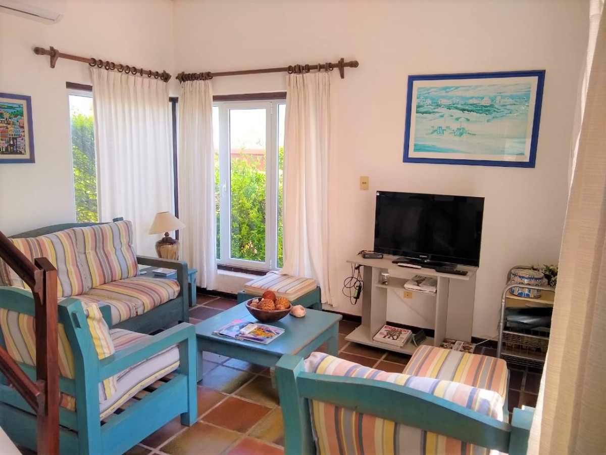 A pasos del Mar !

Apartamento tipo casa, 3 dormitorios, 2 baños. 
Living-comedor. Cocina.

Patio con parrillero.

Por mas información, consulte con nuestros asesores.