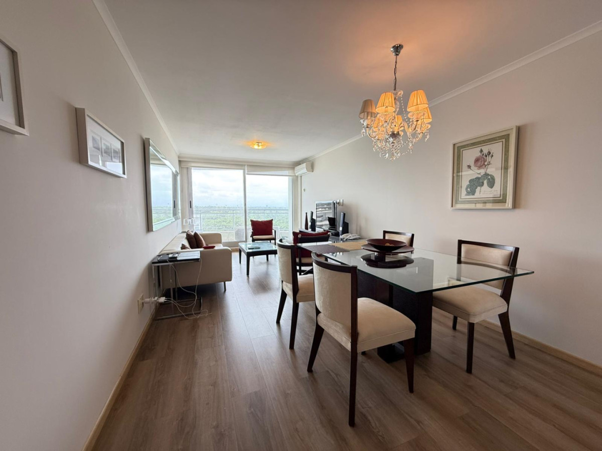  Tu Refugio Ideal a Pasos del Mar en Punta del Este

Descubre la oportunidad de vivir en un apartamento que combina confort y estilo, a solo 300 metros de las hermosas playas de Punta dele ste. Este luminoso y acogedor departamento cuenta con 2 dormitorios, 2 baños, y una suite principal que ofrece privacidad y comodidad.

La cocina definida se integra perfectamente con el amplio living y el living-comedor, creando un espacio ideal para disfrutar en familia o recibir amigos. Equipado con microondas, lavarropas y freezer, cada rincón está pensado para tu comodidad.

**Amenities que Enriquecen Tu Estilo de Vida:**
Disfruta de una variedad de servicios que transforman tu día a día en una experiencia única. Relájate en el sauna, refrescate en la piscina abierta o climatizada, y mantente activo en el gimnasio. Además, podrás disfrutar de un microcine, un playroom para los más pequeños, y espacios al aire libre ideales para compartir momentos inolvidables.

La seguridad y el mantenimiento son prioridad, con vigilancia las 24 horas y un equipo de portería siempre a tu disposición.

No dejes pasar la oportunidad de vivir en este exclusivo entorno. **Consulta con nuestros asesores y da el primer paso hacia tu nuevo hogar en Punta del Este.**