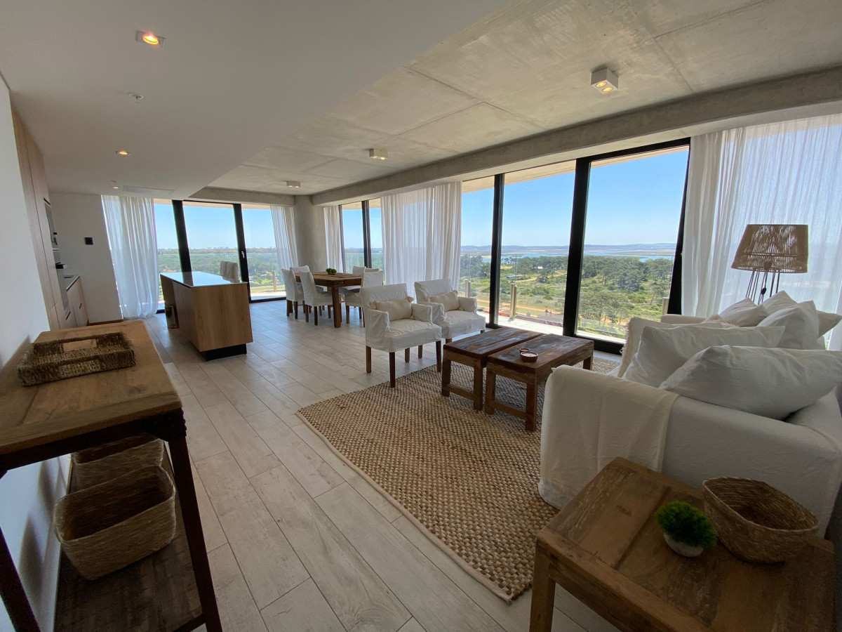 Excelente apartamento a metros del Mar.
1 dormitorio en suite. Toilette + den
Cocina integrada con living-comedor.
Superficie total: 171,99 mts2
Amenities:
Piscinas que se hermanan con las vistas a los diversos contextos naturales, jardines, gimnasio de última generación, saunas húmedos y secos, clases de Yoga, cancha de tenis, salones privées con equipamiento para fiestas o reuniones y cines de última generación.
Consulte con nuestros asesores.