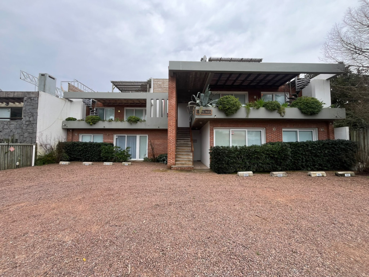 Apartamento en La Barra

Unidad de 2 Dormitorios, 2 Baños, 2 Suites, 3 camas 
Cocina : Semi-Integrada, Living Comedor 
Superficie : 80 m2 

Consulte con nuestros asesores.

