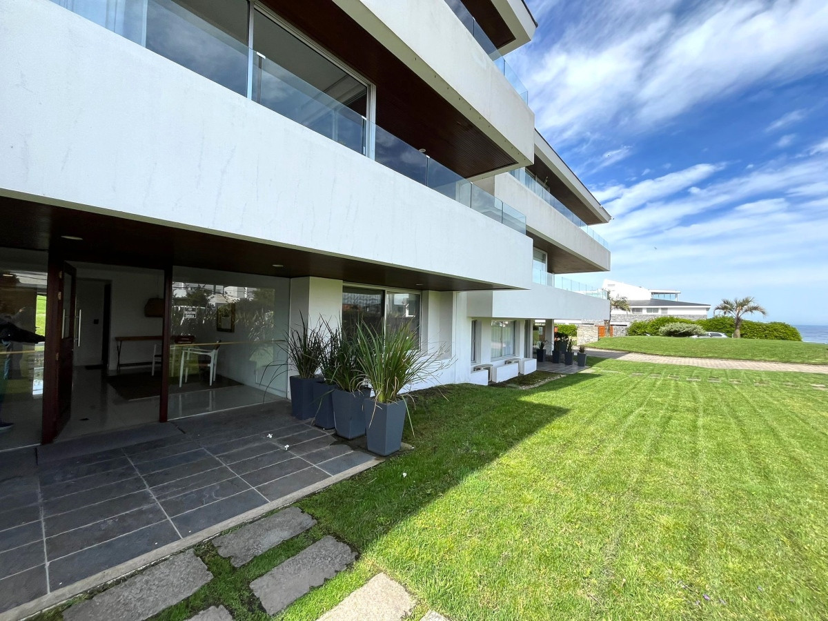 Muy lindo departamento a metros del mar.
Living-comedor con T.V. cable. Cocina completa, 2 dormitorios en suite con aire acondicionado.
Pequeño patio con mesa y sombrilla.
Edificio con pileta, wifi, servicio de playa y de mucamas.
Consulte con nuestros asesores.