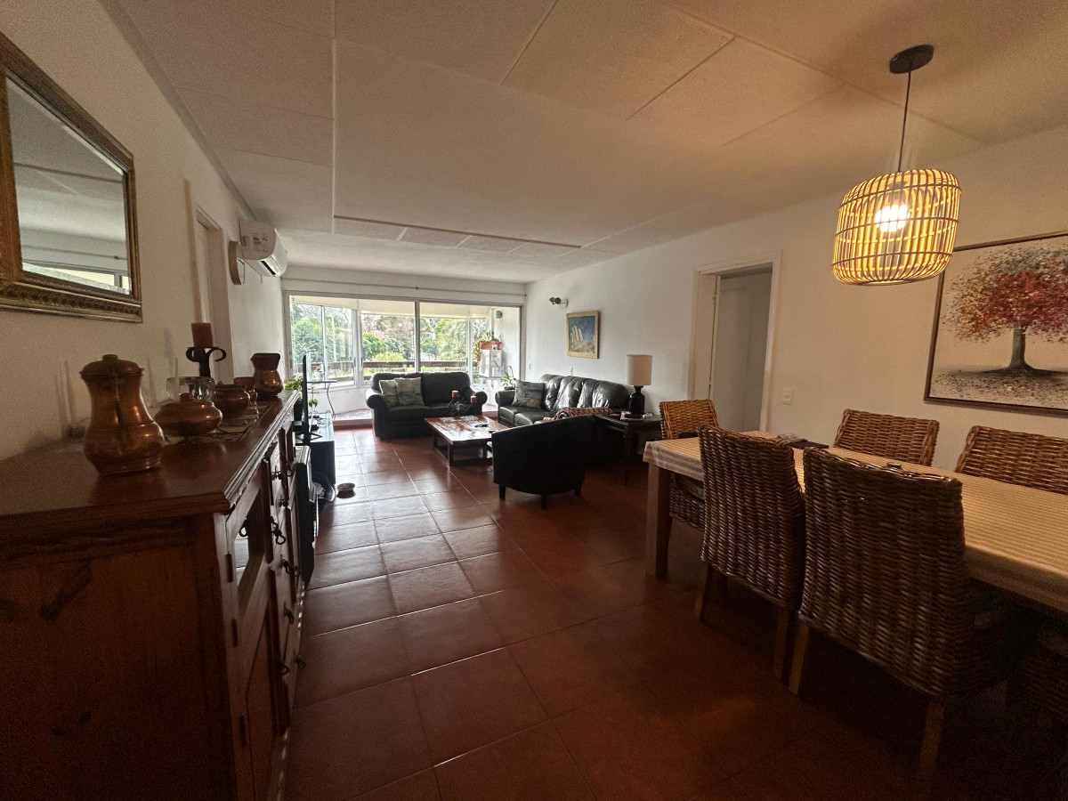  Tu Refugio en Punta del Este: Elegancia y Comodidad en Roosevelt

Descubre este encantador apartamento en la codiciada zona de Roosevelt, Punta del Este. Con una distribución inteligente y moderna, esta unidad de 2 dormitorios y 3 baños, que incluye una suite principal, es el espacio ideal para disfrutar de momentos inolvidables en la costa uruguaya.

Con capacidad para 5 personas, este apartamento cuenta con 3 cómodas camas que garantizan un descanso reparador. La cocina definida está equipada para satisfacer todas tus necesidades culinarias, mientras que el servicio de mucamas te permitirá relajarte y disfrutar de tu estadía sin preocupaciones.

No dejes pasar la oportunidad de hacer de este apartamento tu nuevo hogar o inversión en Punta del Este. Consulta con nuestros asesores para obtener más información y agendar una visita. ¡Tu nuevo estilo de vida te espera!