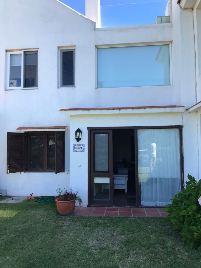 Hermoso apartamento a metros del Mar.
2 Dormitorios en suite. 
Living-comedor con estufa. Cocina definida y bien equipada.
Parrillero cerrado.

Consulte con nuestros asesores.