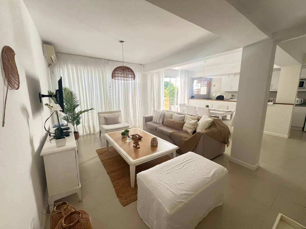 Apartamento muy amplio y cómodo a metros de la playa. 
Recientemente redecorado !!

Cuenta con 2 dormitorios en suite + 3er baño completo.
(Cama matrimonial + 2 camas individuales)
Cómodo living-comedor con cocina integrada.
Aire acondicionado en todos los ambientes.

Patio con parrilla a gas. 
superficie: aprox. 100 mtrs2

Estacionamiento exterior para 1 vehículo.
Servicio de mucama diario y recepción 24hs.
Servicio de playa
Piscina abierta climatizada.
Servicio de mantenimiento

Consulte con nuestros asesores.