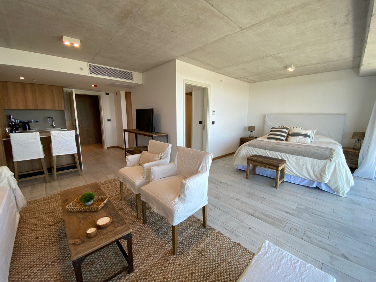 Apartamento en Brava - Punta del Este
Ubicado a  200 metros del Mar. 

Unidad monoambiente, con baño, living comedor 
Cocina: Semi-Integrada
Superficie total: 85.17 mts 

Amenities:
Piscinas que se hermanan con las vistas a los diversos contextos naturales, jardines, gimnasio de última generación, saunas húmedos y secos, clases de Yoga, cancha de tenis, salones privées con equipamiento para fiestas o reuniones y cines de última generación.

Consulte con nuestros asesores.
