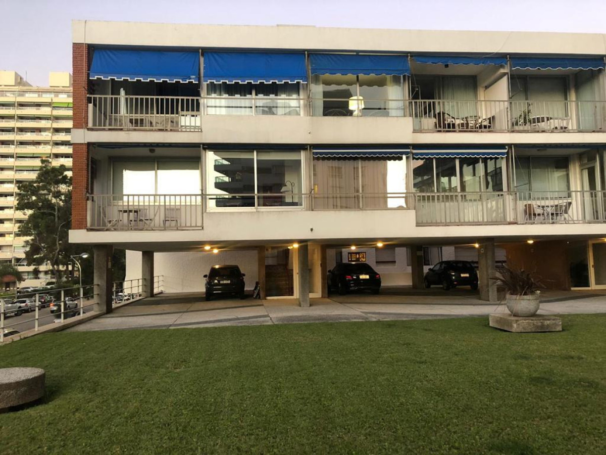 Hermoso Apartamento en anexo del Ed Il Campanile, 1er piso por escalera. 
Cochera para 2 autos. 60 mts internos.

2 dormitorios, 1 baño, living comedor con terraza con vista. 
Cocina definida con heladera, cocina, lavavajillas, Micro, tostadora, etc. 
Pequeña terraza lavadero con lava ropa y tender. 

Consulte con nuestros asesores.