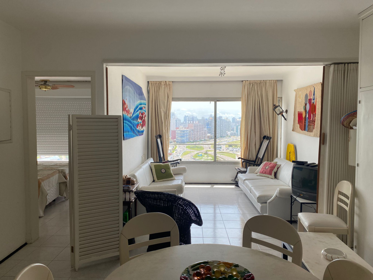Tu Refugio en la PenÃnsula: Apartamento Frente al Mar en Punta del Este
Descubre la oportunidad de vivir o invertir en uno de los destinos más codiciados de la costa uruguaya. Este encantador apartamento de 1 dormitorio y 1 baño, ubicado a solo 100 metros del mar, te ofrece la combinación perfecta de confort y ubicación privilegiada.
Al ingresar, serás recibido por un luminoso espacio que integra la cocina y el living, ideal para disfrutar de momentos inolvidables. La unidad se encuentra en un edificio que cuenta con amenities de primer nivel, incluyendo recepción, gimnasio, sala de lectura y Wi-Fi. Además, podrás disfrutar de servicios de mucama y vigilancia, asegurando tu tranquilidad y comodidad en todo momento.
Imagina despertar cada dÃa con el sonido de las olas y la brisa marina, mientras aprovechas el servicio de playa que te permitirá disfrutar del sol y la arena sin preocupaciones.
No dejes pasar esta oportunidad única de adquirir un apartamento en una de las zonas más emblemáticas de Punta del Este. Consulta con nuestros asesores y comienza a vivir la experiencia de la vida costera que siempre soñaste. ¡Tu nuevo hogar te está esperando!
