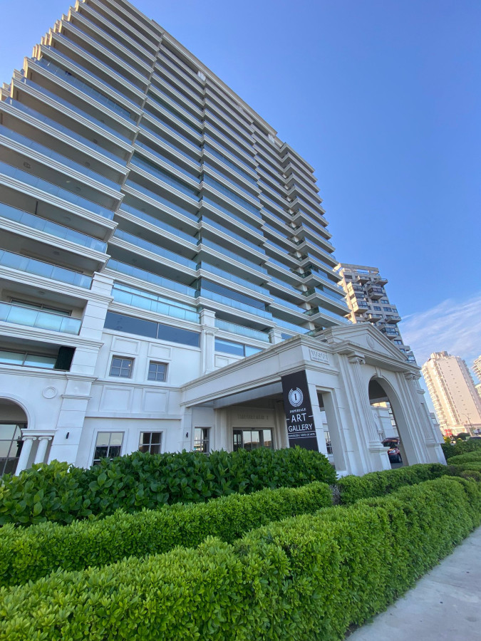 Hermoso departamento Frente al Mar en Punta del Este

Descubre la elegancia y el confort en este exclusivo apartamento en la Península, donde cada amanecer se convierte en una experiencia única. Con una ubicación privilegiada frente al mar, esta unidad de 3 dormitorios en suite y toilette, ofrece el espacio ideal para disfrutar de la vida costera.

La cocina definida se integra perfectamente con un luminoso living-comedor, creando un ambiente acogedor y funcional. Además, contarás con servicios de mucamas y de playa, asegurando que cada momento sea de pura relajación. 

Completa tu experiencia con una piscina climatizada.

Consulta con nuestros asesores.