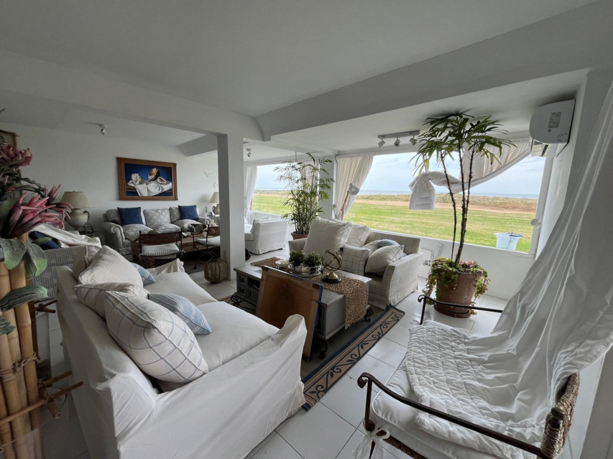 Hermoso apartamento en Terrazas de Manantiales.
3 dormitorios en suite y dependencia de servicio con baño. 
Living-comedor con Vista al mar, a mts de la playa. Cocina completa + Toilette.
Patio con vista al Mar.
 
Complejo frente al mar con servicio de mucama, pileta, gimnasio y hermoso jardín para disfrutar a pleno!
