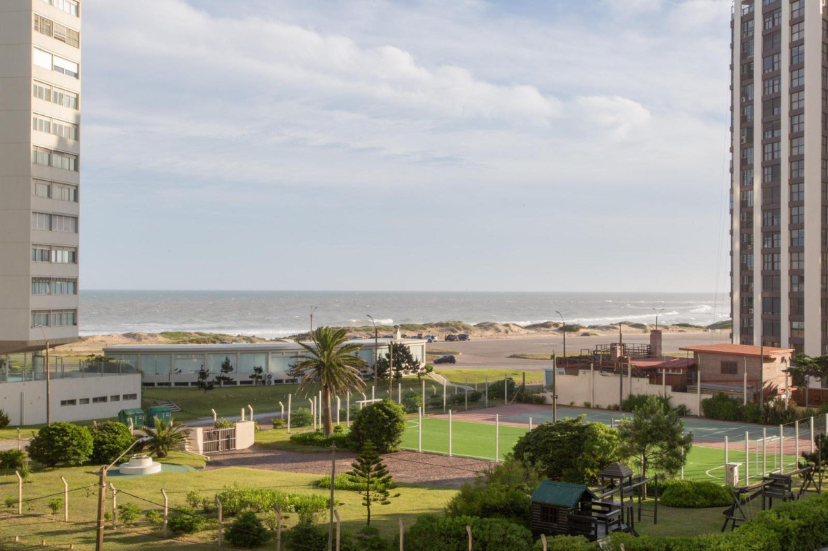  Tu Refugio en Brava: Elegancia y Comodidad a Pasos del Mar

Descubre este exclusivo apartamento de 2 dormitorios en la codiciada zona de Brava, Punta del Este. Ideal para quienes buscan un equilibrio perfecto entre lujo y funcionalidad, esta unidad cuenta con 2 baños, incluyendo una suite, diseñada para ofrecerte el máximo confort.

La cocina definida se integra a un luminoso living comedor, creando un espacio ideal para compartir momentos inolvidables con familia y amigos. Además, disfrutarás de servicios premium como mucamas y servicio de playa, que elevarán tu experiencia diaria.

Relájate en la piscina climatizada o desconéctate en el sauna, todo dentro de un entorno seguro y exclusivo.

No dejes pasar esta oportunidad única. ¡Consulta con nuestros asesores y da el primer paso hacia tu nuevo hogar en la playa!