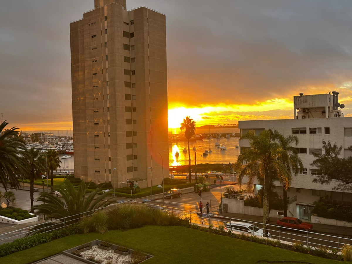 Lindo y cómodo apartamento en Península

2 dormitorios y 2 baños completos, living comedor y terraza cómoda, con vista al puerto. 
Cocina equipada con heladera, lava ropas, seca ropas, lavavajillas, microondas, batidora, licuadora, Anafe y horno eléctricos, etc.
Dormitorio de servicio con 2 camas y baño en suite completo.
Cuenta con Garage individual de cómodo acceso.

Consulte con nuestros asesores.