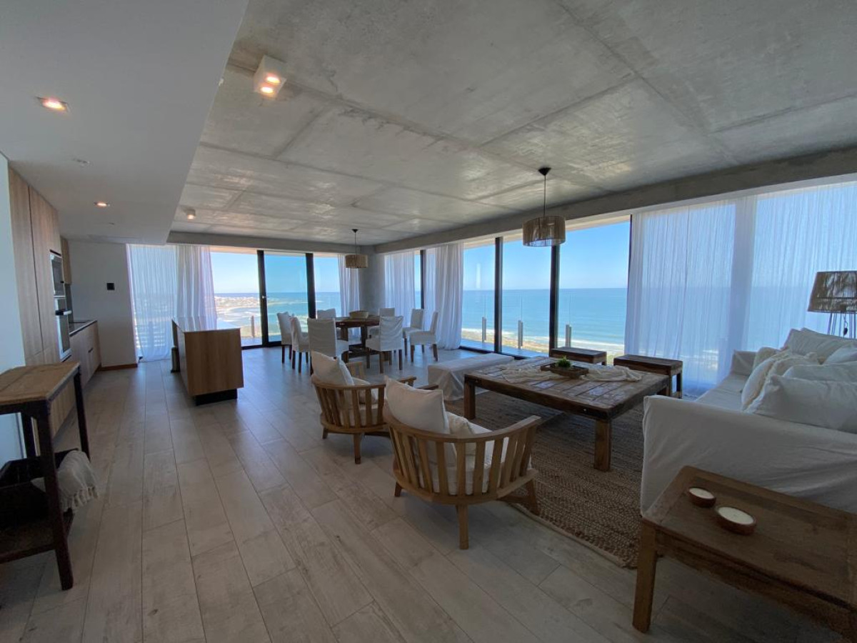 Apartamento en Brava - Punta del Este. IncreÃble vista.
Ubicado a 200 metros del Mar.
Unidad de 3 Dormitorios, 3 suite, Toilette + den.
Cocina integrada con el Living Comedor. Hermoso balcón con increÃbles vistas
Superficie total: 262,46 mts2
Amenities:
Piscinas que se hermanan con las vistas a los diversos contextos naturales, jardines, gimnasio de última generación, saunas húmedos y secos, clases de Yoga, cancha de tenis, salones privados con equipamiento para fiestas o reuniones y cines de última generación.
Consulte con nuestros asesores.