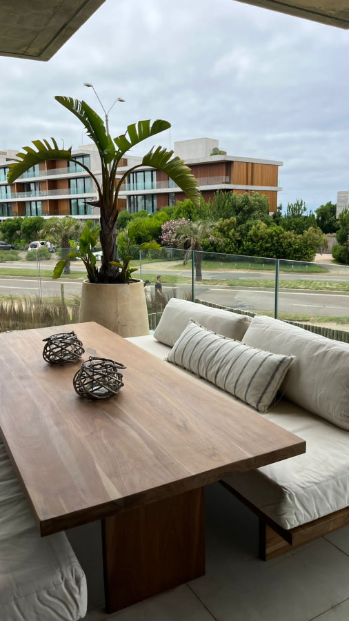 Espectacular apartamento a paso del Mar.

3 dormitorios, principal en suite y los otros dos comparten un baño. Toilette
Living-comedor con salida a la terraza. Cocina estilo americana.

Lavadero.

149,03mts2 totales. 121,41mts2 cubiertos y 27,62 semi-cubiertos.

Amenities: Piscina exterior, sala de cine, servicio de playa y mucamas. Seguridad 24hs

Por mas información, consulte con nuestros asesores.