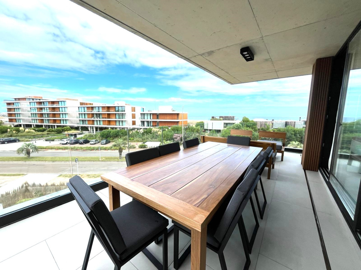 Excelente apartamento con vista al Mar!

3 dormitorios, 3 baños completos (1 en suite) + cuarto de T.V.

Hermoso living-comedor con salida a la terraza y vista al Mar.
Cocina integrada estilo americana con barra. Lavadero.

2 cocheras semi cubiertas.

Amenities del edificio: Piscina descubierta, gimnasio, vigilancia 24hs, sala de niños, sala de reuniones, sala de cine. Servicio de playa y mucamas.

Por mas información, consulte con nuestros asesores.