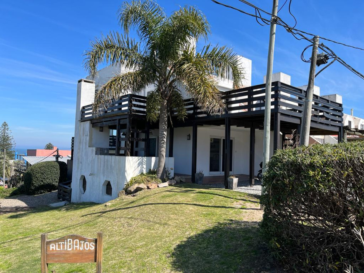 Hermoso y cómodo apartamento sobre la principal de La Barra.
Excelente ubicación cerca de todos los servicios y a 2 cuadras de la Playa.

3 dormitorios (1 suite), 3 baños.
Living, comedor y cocina equipada.

Hermoso deck con vista al Mar.
Parrillero.
Estacionamiento para 2 vehículos.

100mts2 construidos aprox. + decks.
Sin gastos comunes.

Por mas información, consulte con nuestros asesores.