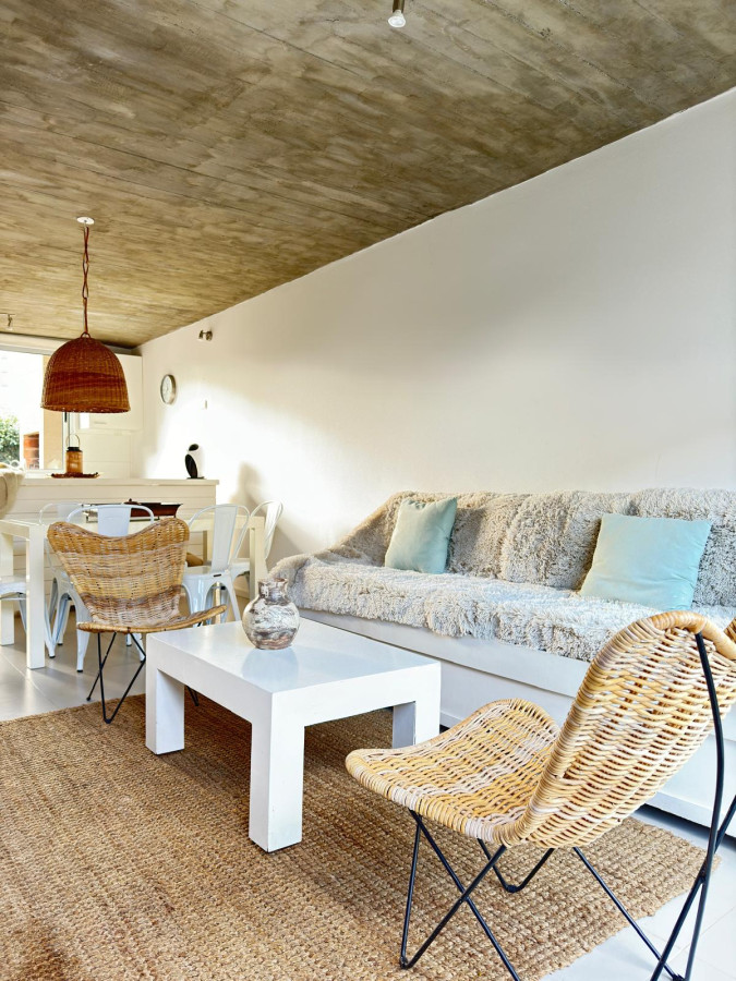 Hermoso departamento en complejo Las Vertientes.

2 dormitorios, principal en suite.
2 baños.
Living-comedor con cocina integrada.
Patio con parrillero.
Garaje.
Gastos comunes bajos.

Consulte con nuestros asesores.