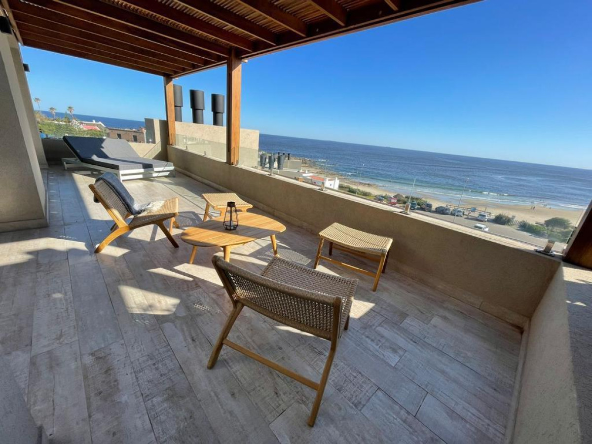 Duplex situado en el terreno de la mítica posada de La posta Cangrejo, frente a la playa que lleva ese nombre con uno de los atardeceres más lindos de la zona con el sol poniéndose sobre la península de Punta Este.

Son 3er y 4to piso con cochera.

3er piso:
Living comedor con cocina integrada todo con salida a una terraza con parrilla.
Toilette de recepción.
Dos habitaciones en suite (cada una con su baño).

4to piso:
Suite principal (con su baño) con salida a una gran terraza.
Planta baja:
- Cochera techada.

Servicios de apto:
Servicio de limpieza todos los días.
Wifi por fibra optica de Antel en ambos pisos.
Aire acondicionado en todos los ambientes.
Ropa blanca.
El edificio cuenta con loundry, SUM y GYM.