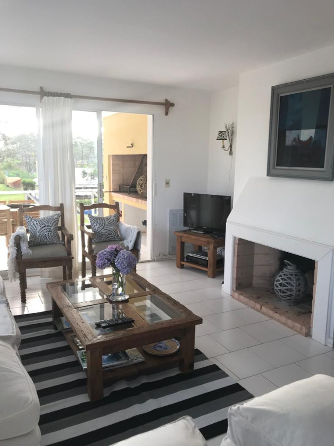 Lindo apartamento en La Brava.
3 dormitorios y dependencia que se puede utilizar como 4 dormitorio. 3 baños. Toilette.
Hermoso living-comedor con estufa y salida a la terraza con parrillero de uso exclusivo. Cocina completa.
Dos cocheras.

El edificio cuenta con piscina, parrilleros, seguridad 24hs, SUM y servicio de limpieza diario.

Consulte con nuestros asesores.