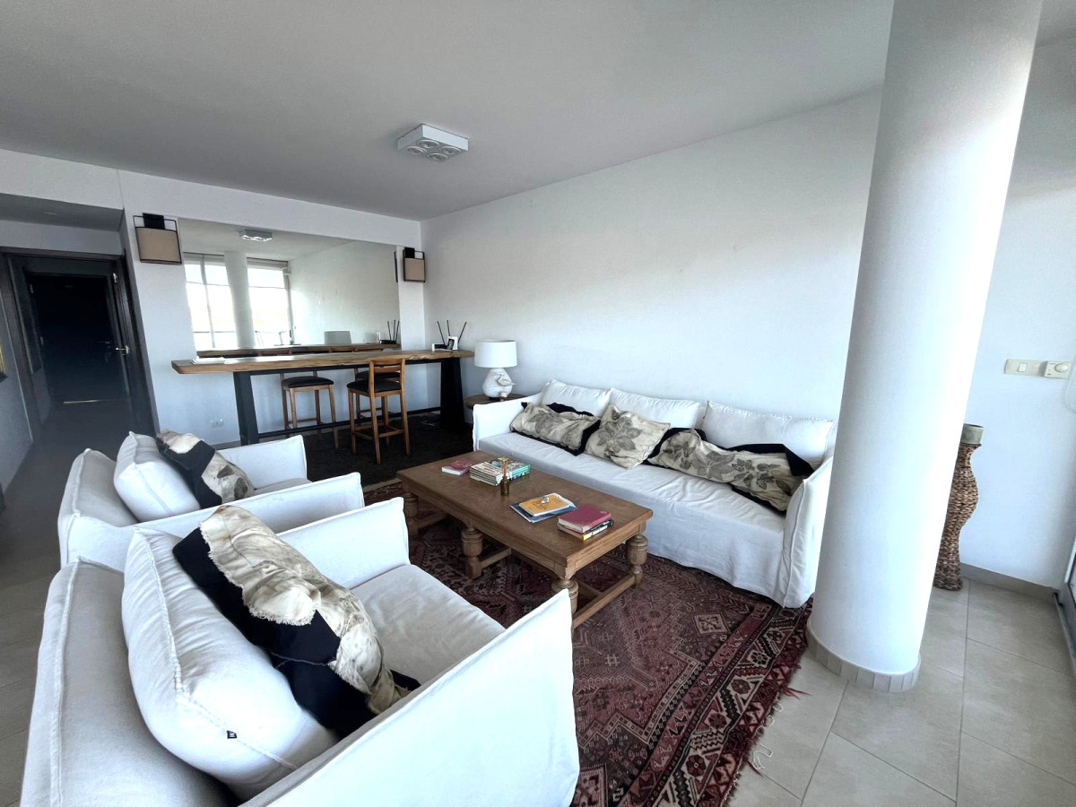 Excelente apartamento en La Barra.
Hermoso living-comedor con salida a la terraza con vista al Arroyo. Toilette.
Cocina definida con lavadero.
3 dormitorios en suite. Principal con vista al Arroyo y vestidor.
Servicio de mucama semanal en invierno y diario en verano.
Amenities: Pileta, seguridad 24hs, gimnasio.
Consulte con nuestros asesores.