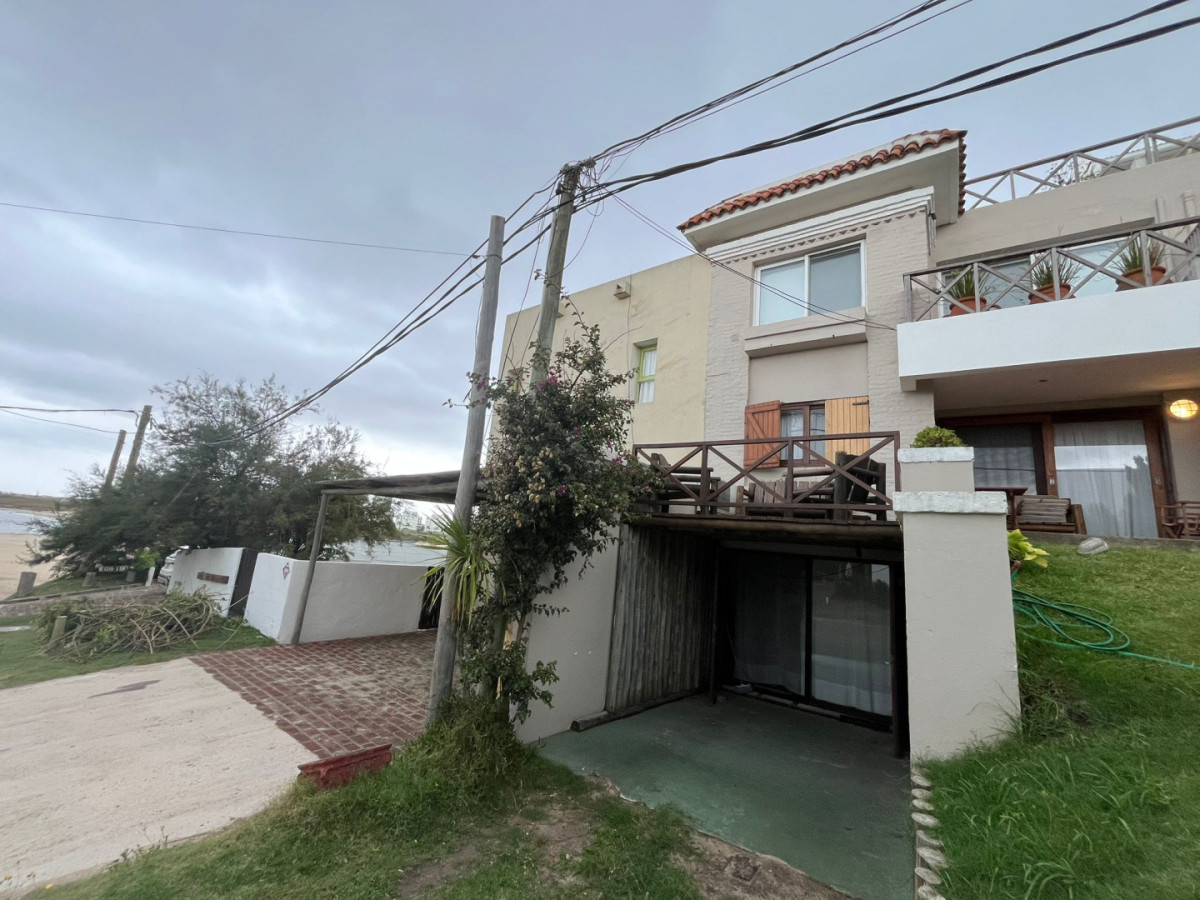 Hermoso dúplex a metros del mar.

En la planta alta 3 dormitorios (principal en suite) y 2 baños completos. Cómodo estar con T.v.
En la planta baja, hermoso living-comedor con cocina integrada con parrillero. 1 baño completo y 1 dormitorio.

Metraje 100 mts2 + terraza exterior. Aprox. 110mts2 totales.

Consulte con nuestros asesores.


