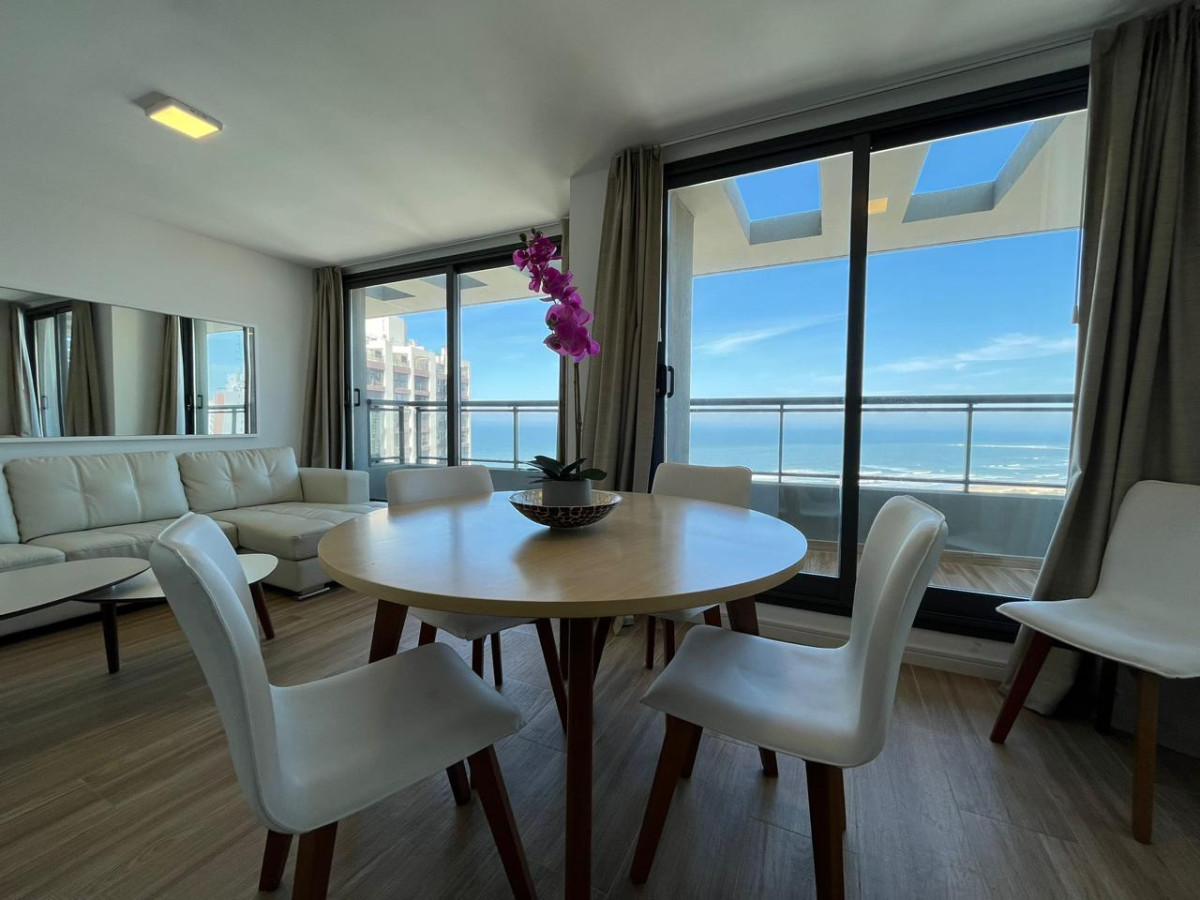  Tu Refugio en Brava: Elegancia y Confort a Pasos del Mar

Descubre este exclusivo apartamento en la codiciada zona de Brava, Punta del Este. Con una distribución pensada para el bienestar y el disfrute, esta unidad de 2 dormitorios y 2 baños, incluyendo una suite principal, es el espacio ideal para vivir momentos inolvidables.

La cocina, completamente equipada, se integra a un luminoso living-comedor, creando un ambiente acogedor y funcional. Imagina compartir con amigos y familiares mientras disfrutas de la calidez del hogar.

Además, podrás relajarte en la piscina climatizada, un lujo que te permitirá disfrutar de un baño placentero en cualquier época del año.

No dejes pasar la oportunidad de vivir en uno de los destinos más exclusivos de la costa uruguaya. 

**Consulta con nuestros asesores y da el primer paso hacia tu nuevo hogar.**