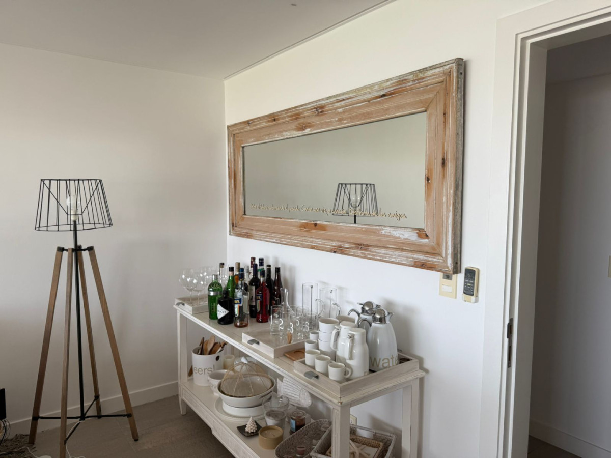 Excelente apartamento. FRENTE AL MAR.

3 dormitorios en suite + dependencia de servicio. 
Amplio living comedor con vista privilegiada al mar. 
Parrillero propio, cómoda terraza con hermosa vista. 
Servicio de playa, Snack bar, pileta exterior y climatizada, sala de aparatos de ultima generación, parrilleros comunes. 
Todos los servicios. 2 garajes.

Consulte con nuestros asesores.