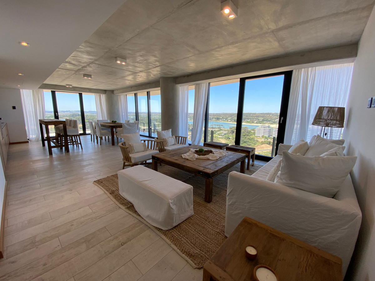 Apartamento en Brava - Punta del Este. Excelente vista al Mar.
Ubicado a 200 metros del Mar.
Unidad de 2 Dormitorios en suite + 1 baño completo + dem
Cocina Completa, Living-Comedor con hermosas vistas y salida al balcón.
135.59m2 construidos y 40.81m2 de balcón.
Superficie total: 208,6 mts2
Amenities:
Piscinas que se hermanan con las vistas a los diversos contextos naturales, jardines, gimnasio de última generación, saunas húmedos y secos, clases de Yoga, cancha de tenis, salones privados con equipamiento para fiestas o reuniones y cines de última generación.
Consulte con nuestros asesores.