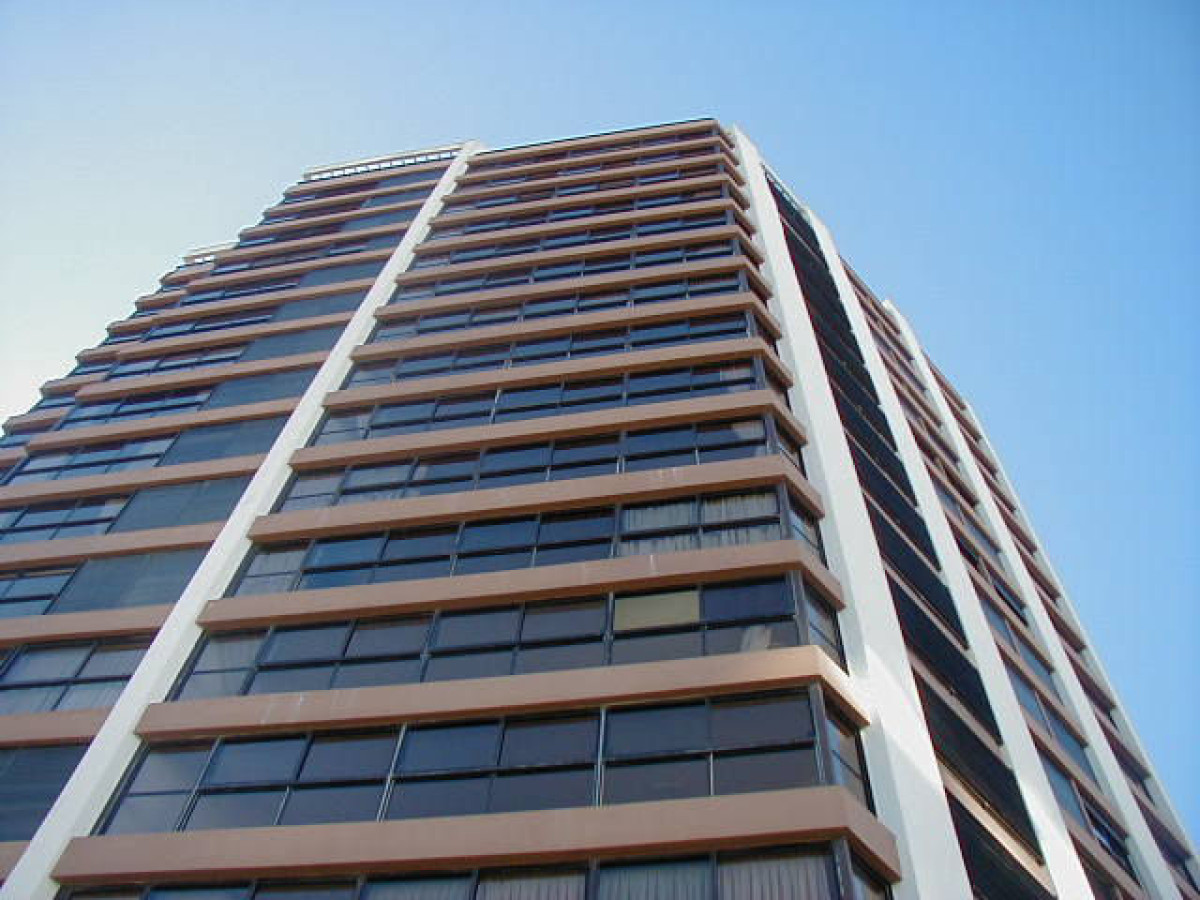 **Tu Refugio Frente al Mar en Brava - Punta del Este**

Descubre la oportunidad de vacacionar en uno de los destinos más exclusivos de la costa uruguaya. Este espectacular apartamento de 2 dormitorios y 2 baños, ambos en suite, te ofrece el equilibrio perfecto entre confort y elegancia, todo con una vista inigualable al océano.

Imagina despertar cada mañana con el sonido de las olas y disfrutar de la brisa marina desde tu propio hogar. La unidad cuenta con una amplia cocina integrada al living y comedor, ideal para compartir momentos inolvidables con familiares y amigos. Además, podrás deleitarte con los servicios de mucamas y playa, que te brindarán la comodidad que mereces.

Relájate en el sauna o refréscate en la piscina, todo dentro de un entorno seguro y exclusivo. Este apartamento no solo es un lugar para vivir, es un estilo de vida.

No dejes pasar esta oportunidad única. Consulta con nuestros asesores y comienza a escribir tu historia en Brava, Punta del Este. ¡Tu nuevo hogar te está esperando!