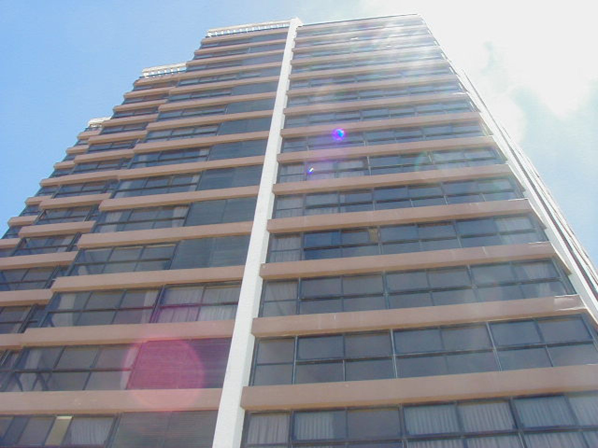 **Tu Refugio Frente al Mar en Brava - Punta del Este**
Descubre la oportunidad de vacacionar en uno de los destinos más exclusivos de la costa uruguaya. Este espectacular apartamento de 2 dormitorios y 2 baños, ambos en suite, te ofrece el equilibrio perfecto entre confort y elegancia, todo con una vista inigualable al océano.
Imagina despertar cada mañana con el sonido de las olas y disfrutar de la brisa marina desde tu propio hogar. La unidad cuenta con una amplia cocina integrada al living y comedor, ideal para compartir momentos inolvidables con familiares y amigos. Además, podrás deleitarte con los servicios de mucamas y playa, que te brindarán la comodidad que mereces.
Relájate en el sauna o refréscate en la piscina, todo dentro de un entorno seguro y exclusivo. Este apartamento no solo es un lugar para vivir, es un estilo de vida.
No dejes pasar esta oportunidad única. Consulta con nuestros asesores y comienza a escribir tu historia en Brava, Punta del Este. ¡Tu nuevo hogar te está esperando!