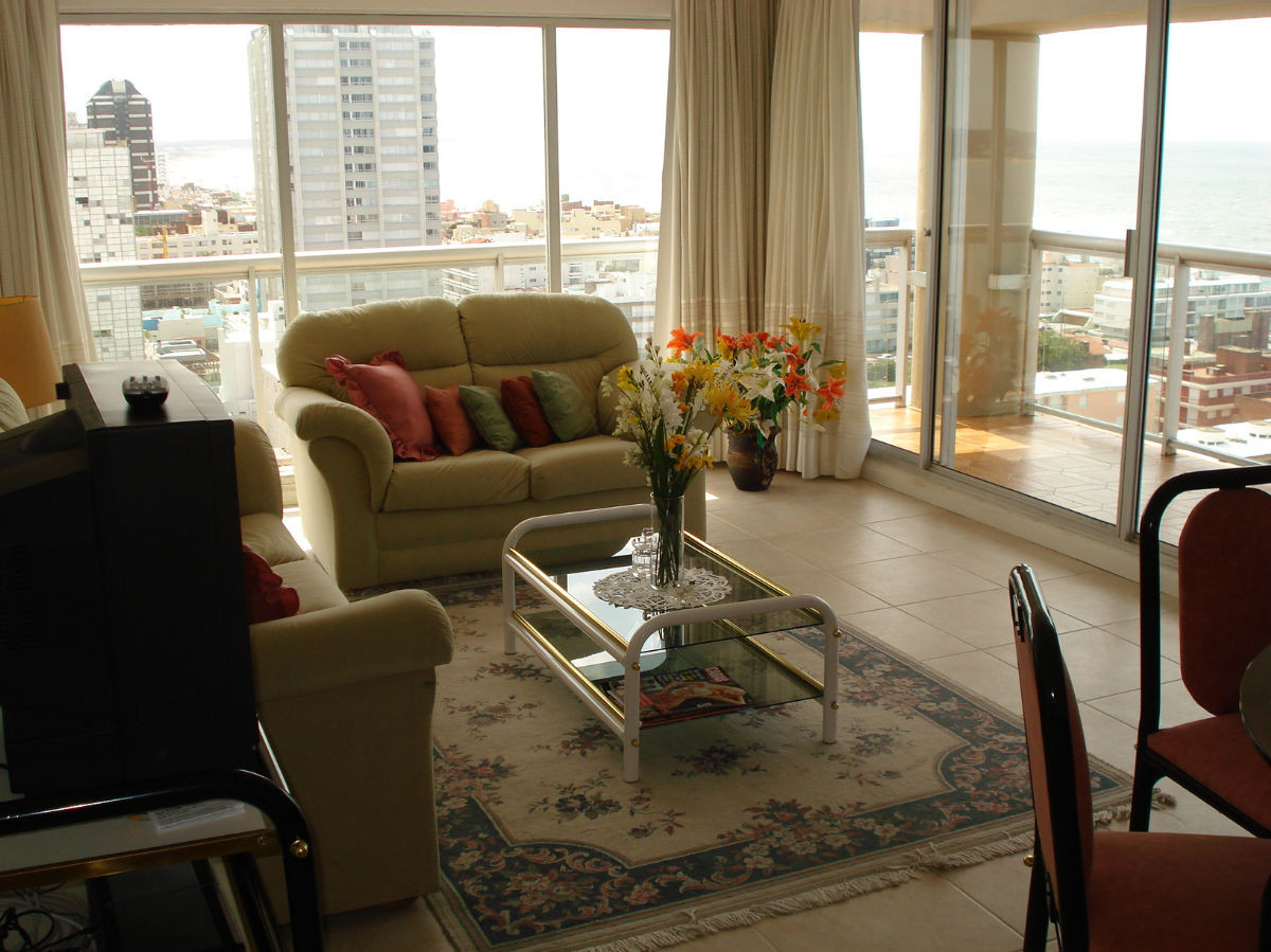  Tu Refugio en la Península: Elegancia y Comodidad a Pasos del Mar

Descubre este encantador apartamento ubicado en el corazón de la Península de Punta del Este, a tan solo 150 metros de las aguas cristalinas del océano. Este espacio de 2 dormitorios y 2 baños, que incluye una suite principal, es ideal para quienes buscan disfrutar de la tranquilidad y el lujo en uno de los destinos más codiciados de la costa uruguaya.

Al ingresar, serás recibido por un luminoso living comedor que invita a relajarse y disfrutar de momentos inolvidables. La cocina, funcional y bien equipada, se convierte en el lugar perfecto para preparar deliciosas comidas. Además, cuenta con servicio de mucamas y servicio de playa, asegurando que tu experiencia sea tan placentera como mereces.

Con gastos comunes de solo $7,500, esta propiedad no solo es una inversión en calidad de vida, sino también en un estilo de vida exclusivo. 

No dejes pasar la oportunidad de hacer de este apartamento tu nuevo hogar o tu refugio vacacional. Consulta con nuestros asesores y descubre todo lo que este maravilloso lugar tiene para ofrecerte. ¡Tu nuevo estilo de vida te espera!