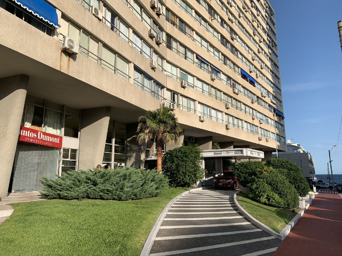 Apartamento en Península - Punta del Este

Descubra este acogedor apartamento de un dormitorio, ubicado a solo 100 metros del mar en la codiciada zona de Península, Punta del Este. Con una vista privilegiada, esta unidad ofrece un ambiente ideal para disfrutar de la tranquilidad y el encanto de la costa uruguaya. La disposición del living-comedor proporciona un espacio luminoso y funcional, perfecto para relajarse después de un día en la playa.

La cocina está equipada con microondas y freezer, facilitando la preparación de comidas en casa. Además, el edificio cuenta con una variedad de amenities que realzan la calidad de vida, como recepción, gimnasio, sala de lectura y servicio de mucamas. La vigilancia y el mantenimiento garantizan un entorno seguro y cuidado, permitiendo que los residentes disfruten de su tiempo sin preocupaciones.

La ubicación es estratégica, rodeada de restaurantes, tiendas y actividades recreativas, lo que la convierte en una opción ideal tanto para residencia permanente como para alquiler vacacional. No pierda la oportunidad de vivir en uno de los destinos más emblemáticos de la región. Consulte con nuestros asesores para más información.