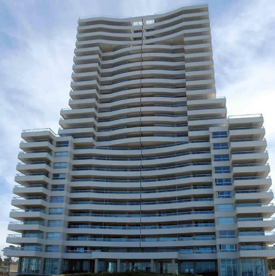 ¡Tu Refugio Frente al Mar en Punta del Este!
Descubre la oportunidad de vacacionar en un exclusivo apartamento en la codiciada zona de Brava, donde el sonido de las olas y la brisa marina se convierten en parte de tu dÃa a dÃa. Esta impresionante unidad de 3 dormitorios, cada uno con su propio baño en suite, ofrece el equilibrio perfecto entre confort y elegancia.
Al ingresar, te recibirán amplios espacios que incluyen una cocina moderna, un luminoso living y un acogedor comedor, ideales para disfrutar de momentos inolvidables con familia y amigos. Equipado con electrodomésticos de calidad, como microondas y freezer, cada rincón de este hogar ha sido diseñado para tu comodidad.
Además, este edificio cuenta con una variedad de amenities que elevarán tu estilo de vida:
- Recepción 247
- Piscina climatizada y piscina al aire libre
- Sauna húmedo y seco
- Gimnasio completamente equipado
- Playroom para los más pequeños
- Servicio de mucamas y playa
- Sala de reuniones y sala de masajes
Cada detalle ha sido pensado para brindarte una experiencia de vida única. No dejes pasar la oportunidad de descansar en un lugar donde el lujo y la naturaleza se encuentran en perfecta armonÃa.
¡Consulta con nuestros asesores y da el primer paso hacia tu nuevo hogar en Punta del Este!