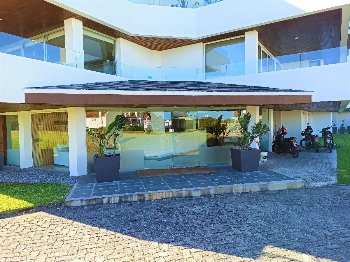 Apartamento muy amplio y cómodo a metros de la playa.
Cuenta con 2 dormitorios en suite + baño social.
(Cama matrimonial + 2 camas individuales)
Patio con parrilla a gas.
superficie: aprox. 100 mtrs2
Cochera exterior
Servicio de mucama diario y recepción 24hs.
Servicio de playa
Piscina abierta
Servicio de mantenimiento
Consulte con nuestros asesores.