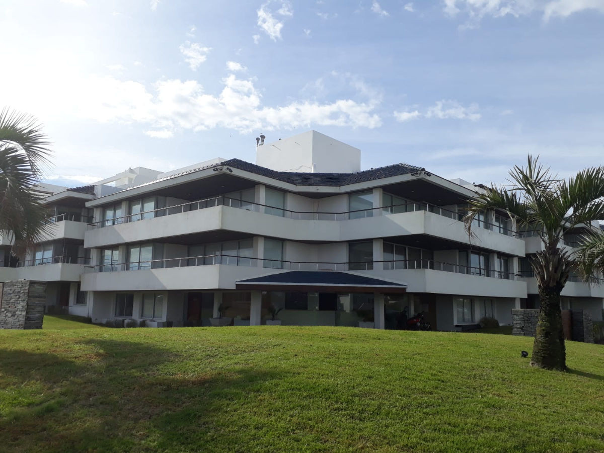 Hermoso apartamento de 1 dormitorio en suite ubicado en complejo a metros del mar!
Patio con mesa, sillas y sombrilla
Tiene servicio de mucama y de playa
Piscina.
Consulte con nuestros asesores.