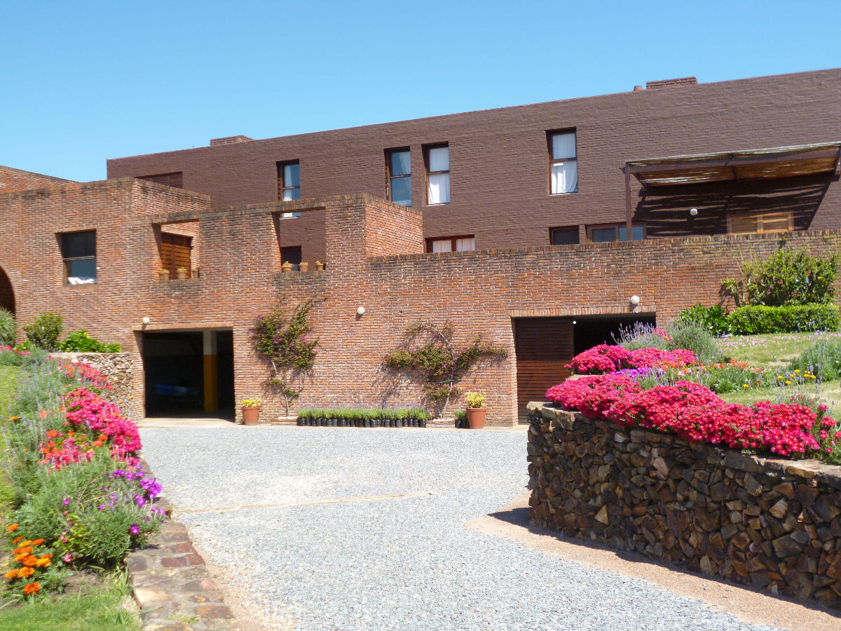 Espectacular apartamento muy bien puesto de 3 dormitorios y dependencia, 
Con vista al mar desde el living, a mts de la playa. 
Complejo frente al mar con servicio de mucama y hermoso jardin para disfrutar a pleno!
