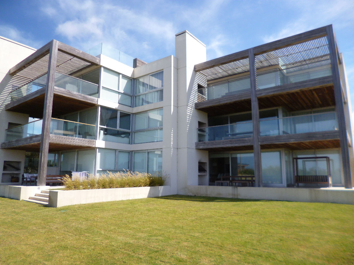 Hermoso apartamento  
3 dormitorios, uno de ellos en suite, los otros 2 dormitorios comparten un baño. 
Living-comedor, cocina completa.
Lavadero.
Parrillero con hermoso patio.

Consulte con nuestros asesores.