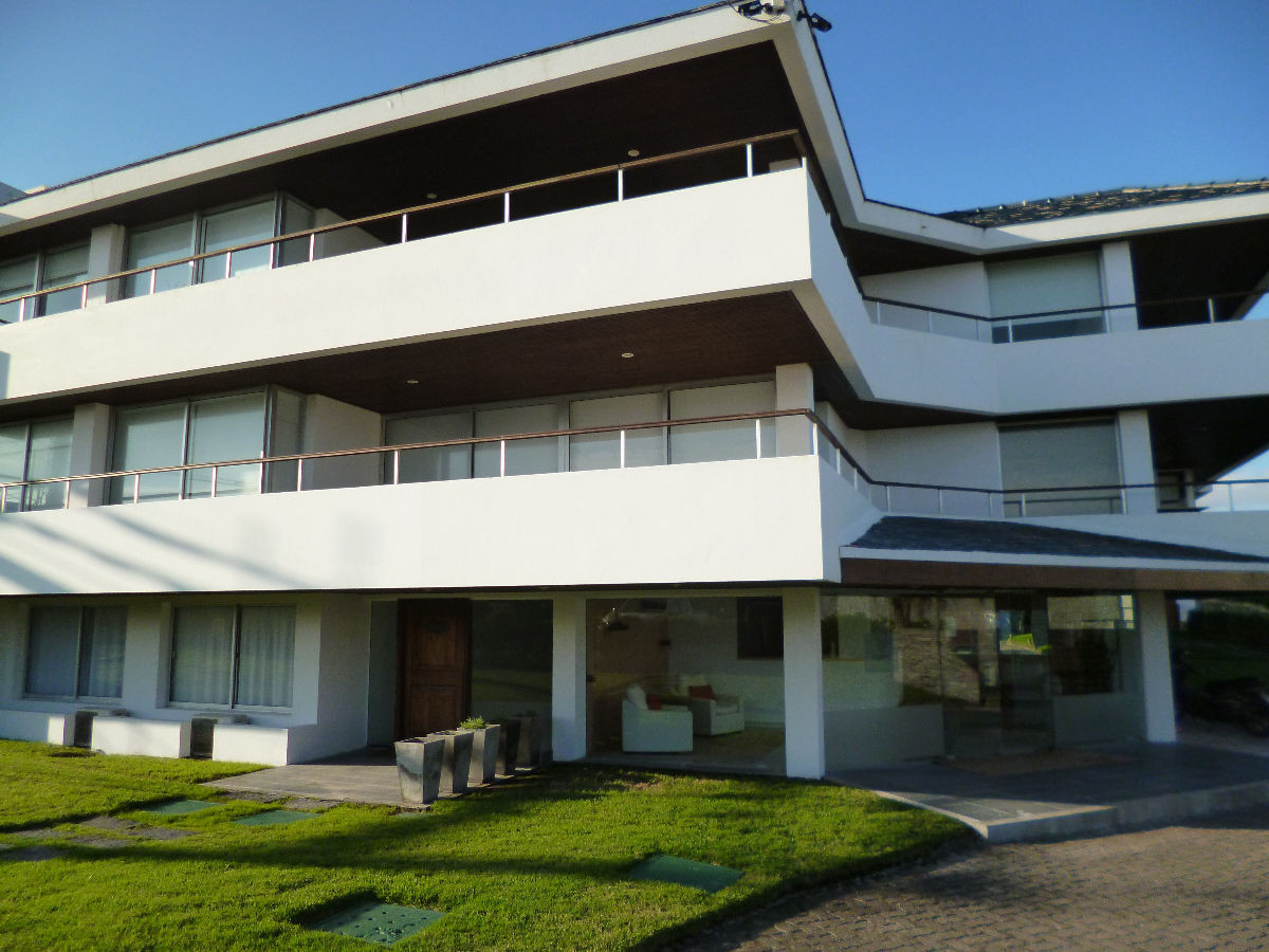 Departamento en la Barra, próximo al mar, excelente ubicación.
Living - comedor y cocina integrada. Dormitorio principal en suite + 1 dormitorio con 2 camas de una plaza + 1 baño.
T.v. smart en todos los ambientes.
Cochera exterior
Servicio de mucama diario y recepción 24hs.
Servicio de playa en verano
Piscina abierta
Servicio de mantenimiento.
Por mas información, consulte con nuestros asesores.