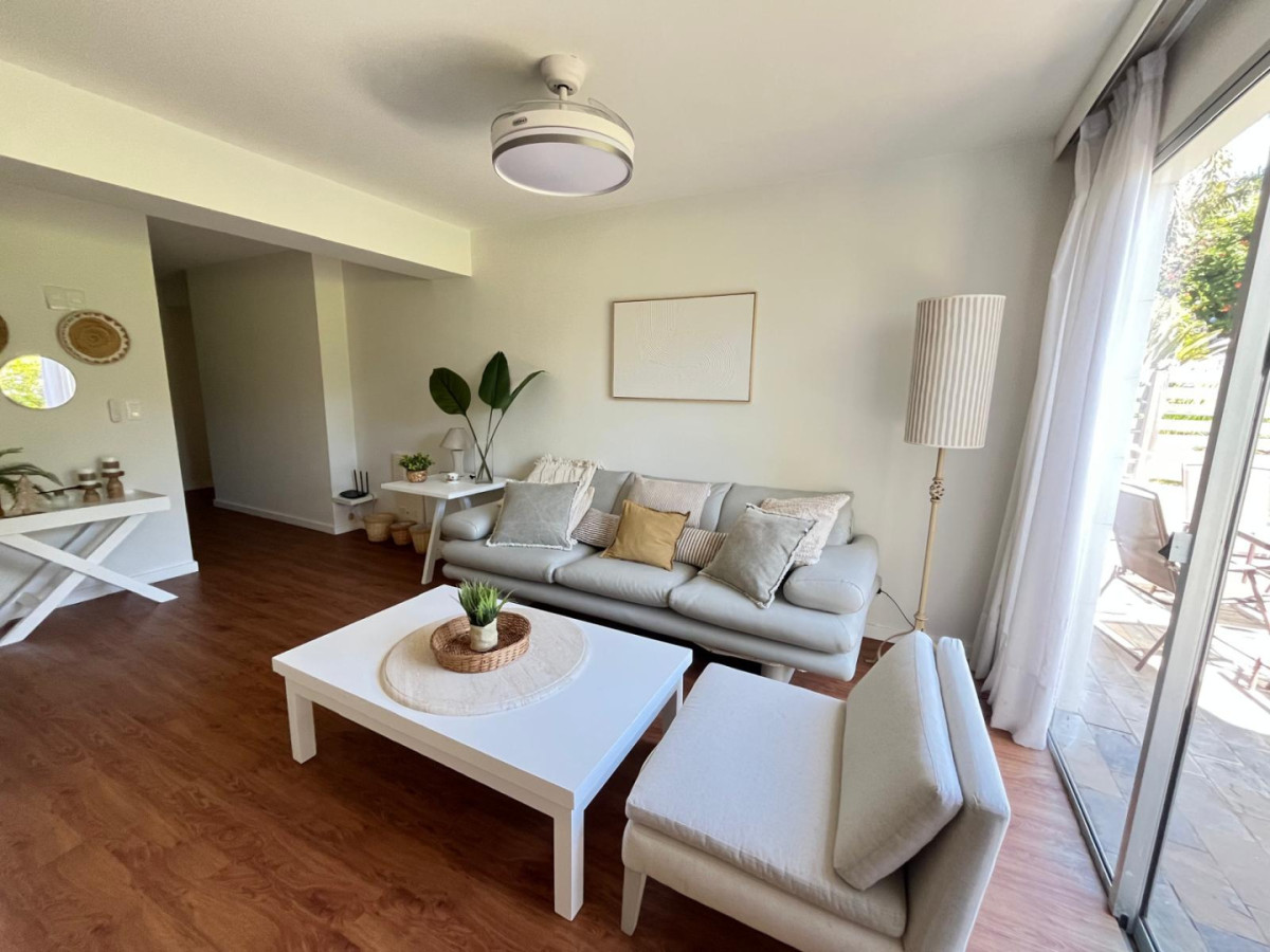 Hermoso apartamento, recientemente redecorado ubicado en complejo a metros del mar!

1 Dormitorio y baño completo.
Espacioso living-comedor con cocina integrada.
Aire acondicionado en todos los ambientes.
Patio con mesa, sillas y sombrilla.

Estacionamiento exterior para 1 vehículo.
Servicio de mucama diario y recepción 24hs.
Servicio de playa
Piscina abierta climatizada.
Servicio de mantenimiento.

Consulte con nuestros asesores.