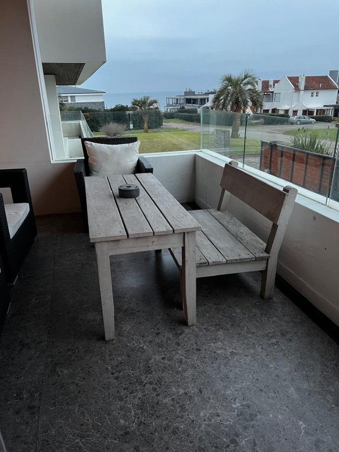 Hermoso apartamento a metros del Mar.

3 dormitorios en suite.
Living-comedor con salida a la terraza. 
Cocina definida.

Edificio con servicio de mucama diario y servicio de playa.
Vigilancia las 24hs
Piscina abierta.

Por mas información, consulte, con nuestros asesores.