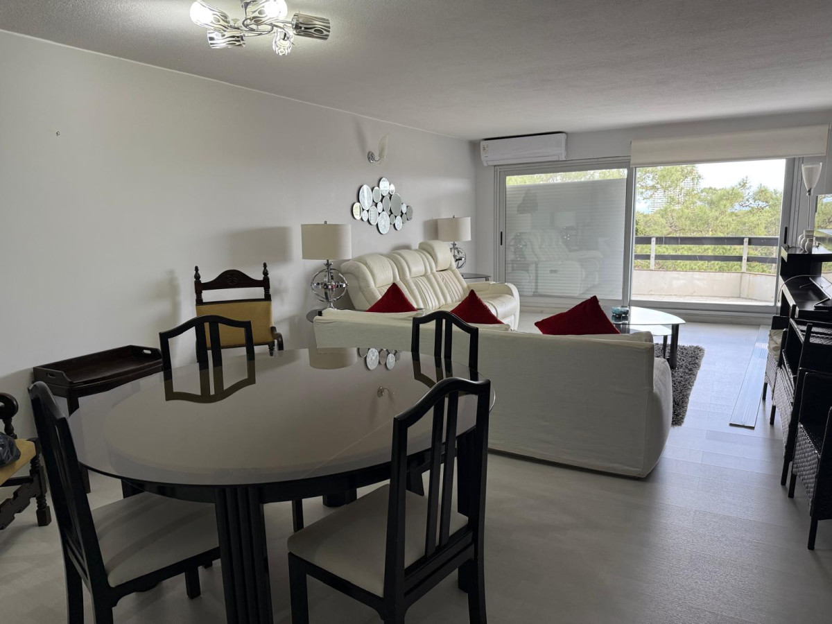 **Tu Refugio en Punta del Este: Elegancia y Comodidad en Roosevelt**
Descubre este exclusivo apartamento de 3 dormitorios en la codiciada zona de Roosevelt, Punta del Este. Con una superficie total de 141 m², esta unidad ofrece un espacio ideal para disfrutar de la vida costera con la comodidad que mereces.
El apartamento cuenta con 2 baños, incluyendo una suite principal, y un luminoso living comedor que invita a compartir momentos inolvidables. La cocina está equipada con electrodomésticos de calidad, como microondas, lavarropas y freezer, para facilitar tu dÃa a dÃa.
Además, podrás disfrutar de los servicios de mucamas y de una refrescante piscina, perfectos para relajarte después de un dÃa en la playa. 
No dejes pasar la oportunidad de vivir en uno de los destinos más emblemáticos de Uruguay. Consulta con nuestros asesores y da el primer paso hacia tu nuevo hogar en Punta del Este. ¡Te esperamos!