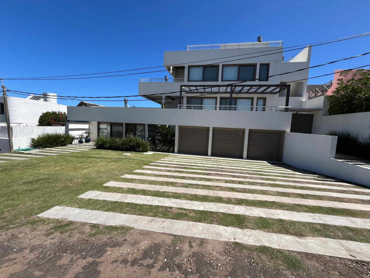 Excelente ubicación, a metros del Mar.

Departamento de 3 dormitorios, 2 baños.
Living-comedor con cocina integrada.

Hermosa terraza con vista al Mar y parrillero.

Por mas información, consulte con nuestros asesores.