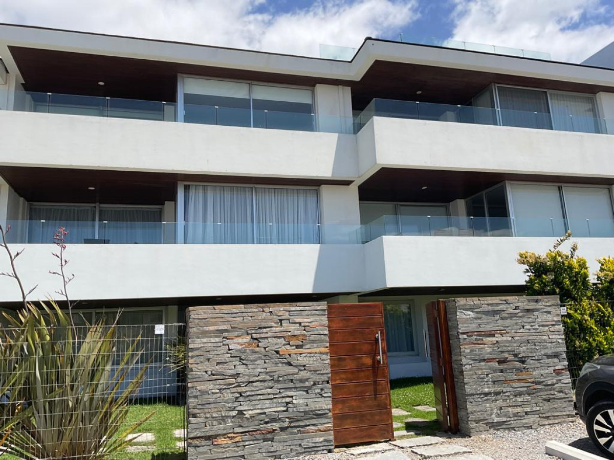 Elegancia y Comodidad en el Corazón de la Ciudad, a metros del Mar !!

Descubre este exclusivo apartamento que redefine el concepto de vivir bien. 
Con 2 dormitorios en suite, este espacio ha sido diseñado para brindar confort y funcionalidad en cada rincón. Capacidad para 6 personas máximo.

La cocina, moderna y equipada, es el lugar perfecto para dar rienda suelta a tu creatividad culinaria, mientras que la luminosidad natural inunda el ambiente, creando una atmósfera acogedora y relajante.
Hermoso living-comedor + baño completo con salida al patio y salida directa a pileta climatizada del complejo.

Ubicado en una zona estratégica, tendrás a tu alcance una amplia variedad de servicios, comercios y opciones de entretenimiento. 

Consulta con nuestros asesores para más información.