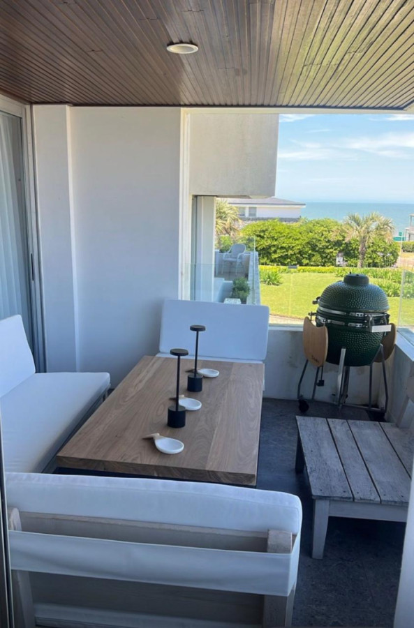 Hermoso apartamento a metros del Mar.

3 dormitorios en suite.
Living-comedor con salida a la terraza. 
Cocina definida.

Edificio con servicio de mucama diario y servicio de playa.
Vigilancia las 24hs
Piscina abierta.

Por mas información, consulte, con nuestros asesores.