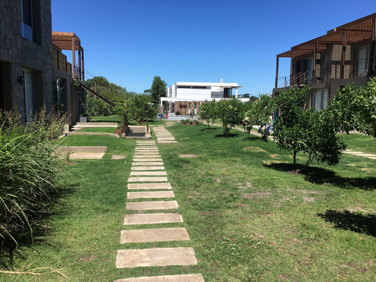 Departamento en Manantiales, 

Amplio living - comedor, cocina integrada, 2 dormitorios con aire acondicionado, 1 de ellos en suite.

Jardín con parrillero.

Cochera cerrada, servicio de mucama, y WIFI.
