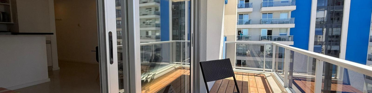  Tu Refugio en Punta del Este: Moderno Apartamento en Aidy Grill

Descubre la oportunidad de vivir en una de las zonas más codiciadas de Punta del Este. Este encantador apartamento de 1 dormitorio y medio y 1 baño te ofrece la combinación perfecta de confort y estilo en un entorno privilegiado. Gran vista la mar.

Ubicado en Aidy Grill, este espacio cuenta con una cocina integrada que se conecta armoniosamente con el living-comedor, creando un ambiente ideal para disfrutar de momentos inolvidables. Además, tendrás acceso a amenities de primer nivel, como sauna y piscina, perfectos para relajarte y disfrutar del clima de la costa uruguaya.

No dejes pasar esta oportunidad. Consulta con nuestros asesores y da el primer paso hacia tu nuevo hogar en Punta del Este. ¡Te esperamos!