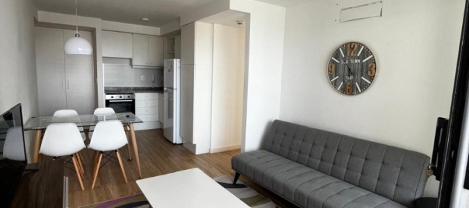 Título: Apartamento de 2 Dormitorios en Brava - Punta del Este

Descripción:  
Ubicado en la exclusiva zona de Brava, este apartamento de 2 dormitorios y  1 baño, ofrece un espacio ideal para disfrutar de la vida costera. La cocina integrada se conecta fluidamente con el living comedor, creando un ambiente acogedor y funcional, perfecto para compartir momentos en familia o con amigos.

El edificio cuenta con una piscina climatizada, que brinda la posibilidad de disfrutar de un refrescante baño durante todo el año. Con gastos comunes de USD 300, esta propiedad se presenta como una opción atractiva tanto para residencia permanente como para inversión en alquileres temporales.

La ubicación estratégica permite acceder fácilmente a las playas y a los principales puntos de interés de Punta del Este, convirtiendo este apartamento en un refugio ideal para quienes buscan confort y cercanía al mar. Consulte con nuestros asesores para más información y descubra todo lo que este inmueble tiene para ofrecer.