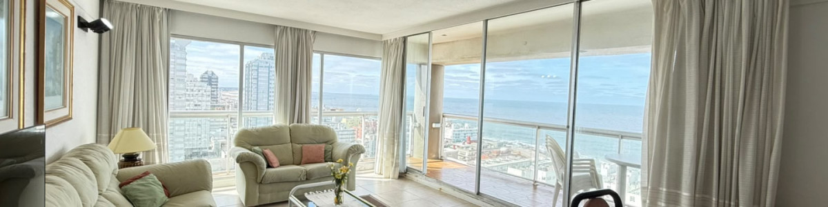  Tu Refugio en la Península: Elegancia y Comodidad a Pasos del Mar

Descubre este encantador apartamento ubicado en el corazón de la Península de Punta del Este, a tan solo 150 metros de las aguas cristalinas del océano. Este espacio de 2 dormitorios y 2 baños, que incluye una suite principal, es ideal para quienes buscan disfrutar de la tranquilidad y el lujo en uno de los destinos más codiciados de la costa uruguaya.

Al ingresar, serás recibido por un luminoso living comedor que invita a relajarse y disfrutar de momentos inolvidables. La cocina, funcional y bien equipada, se convierte en el lugar perfecto para preparar deliciosas comidas. Además, cuenta con servicio de mucamas y servicio de playa, asegurando que tu experiencia sea tan placentera como mereces.

El apartamento cuenta con vista a las 2 playas y al puerto, además de cochera en subsuelo.

No dejes pasar la oportunidad de hacer de este apartamento tu nuevo hogar o tu refugio vacacional. Consulta con nuestros asesores y descubre todo lo que este maravilloso lugar tiene para ofrecerte. ¡Tu nuevo estilo de vida te espera!
